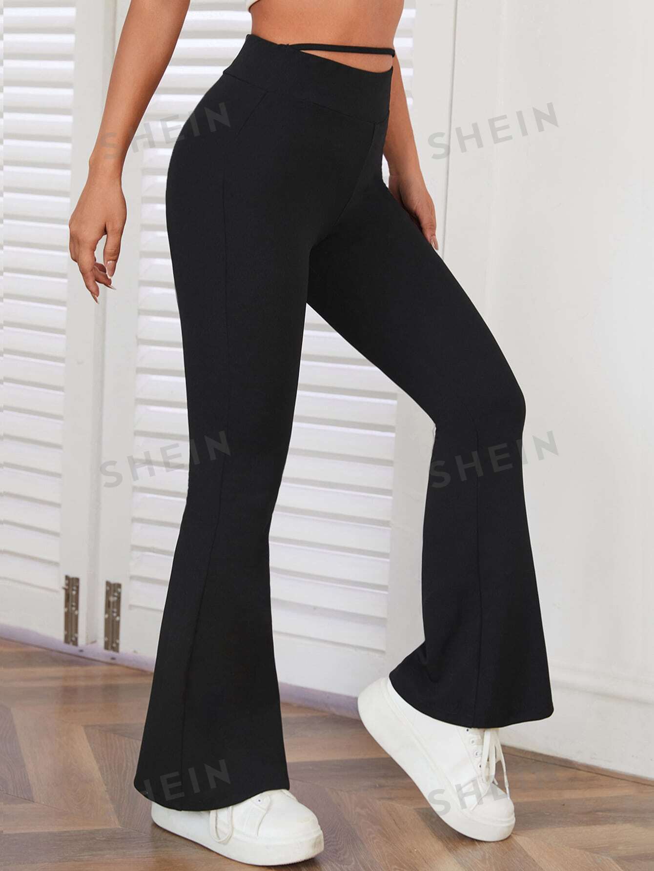 بنطلون بساق واسع مقصوص الخصر