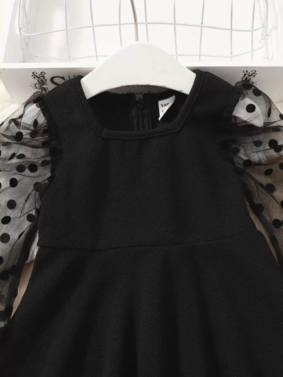 فستان طفلة بأكمام منتفخة وتداخلات مصنوع من نسيج المخمل الفاخر