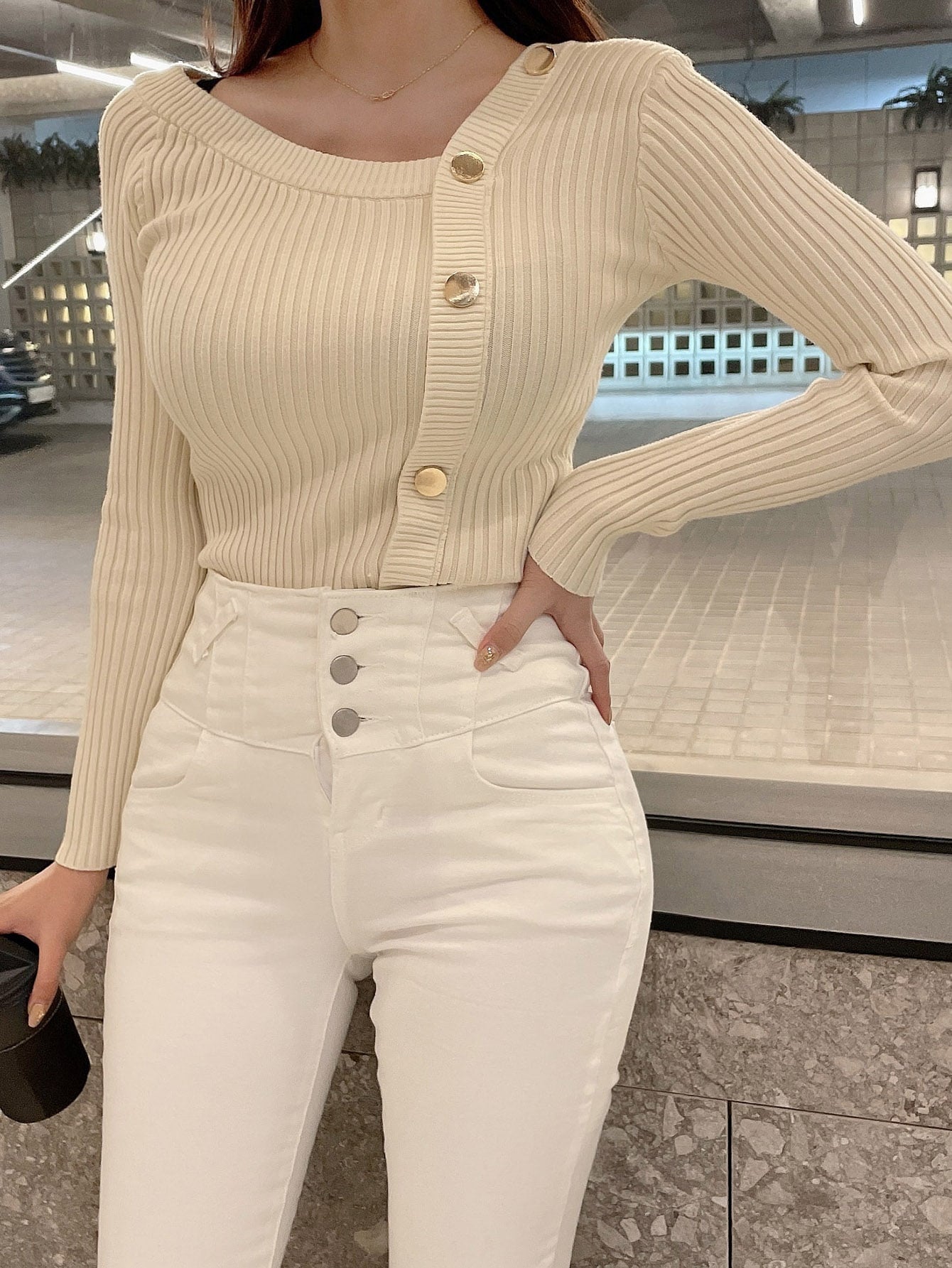 سترة ذات رقبة غير متماثلة وأزرار مفصلية