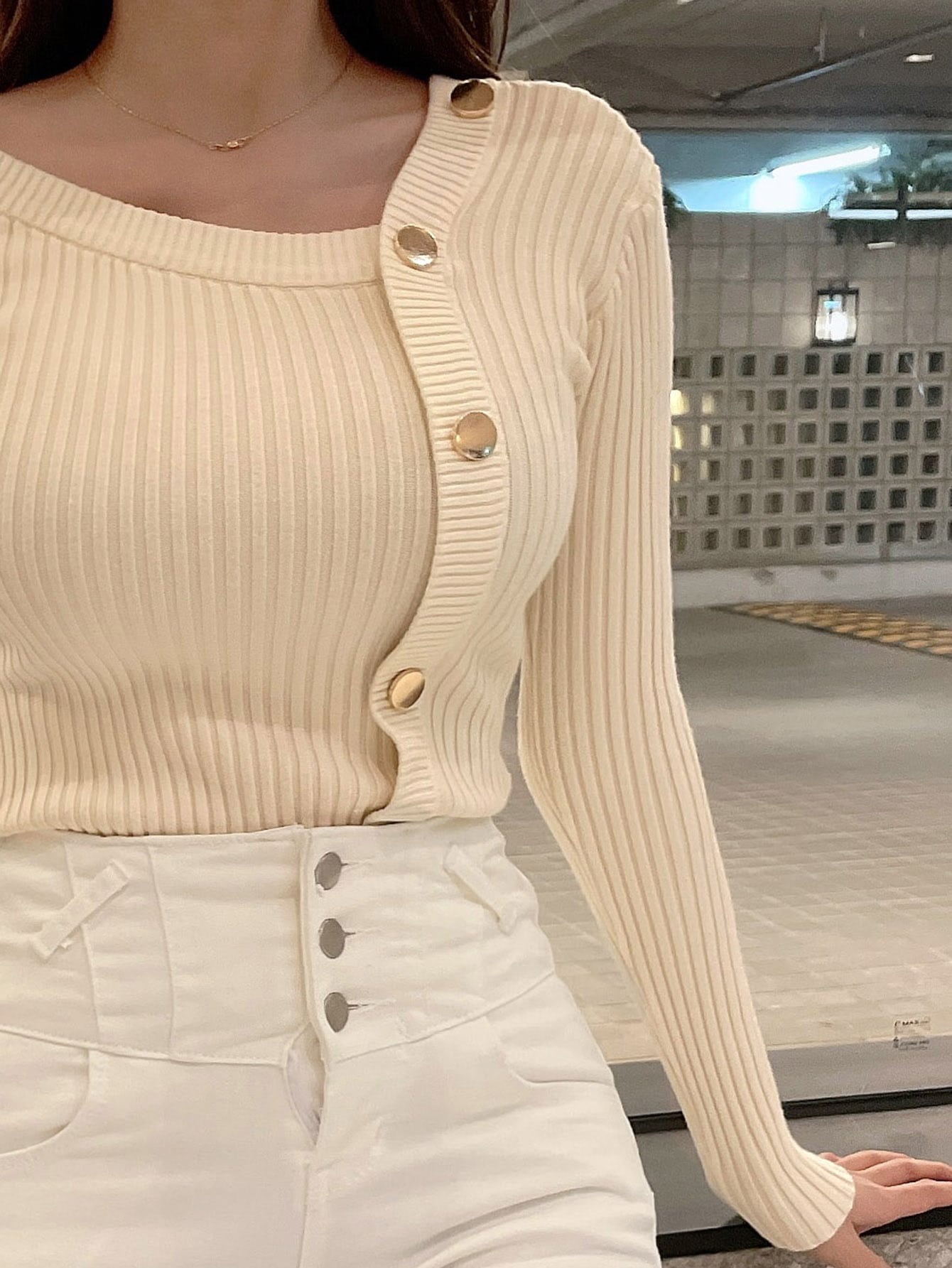 سترة ذات رقبة غير متماثلة وأزرار مفصلية