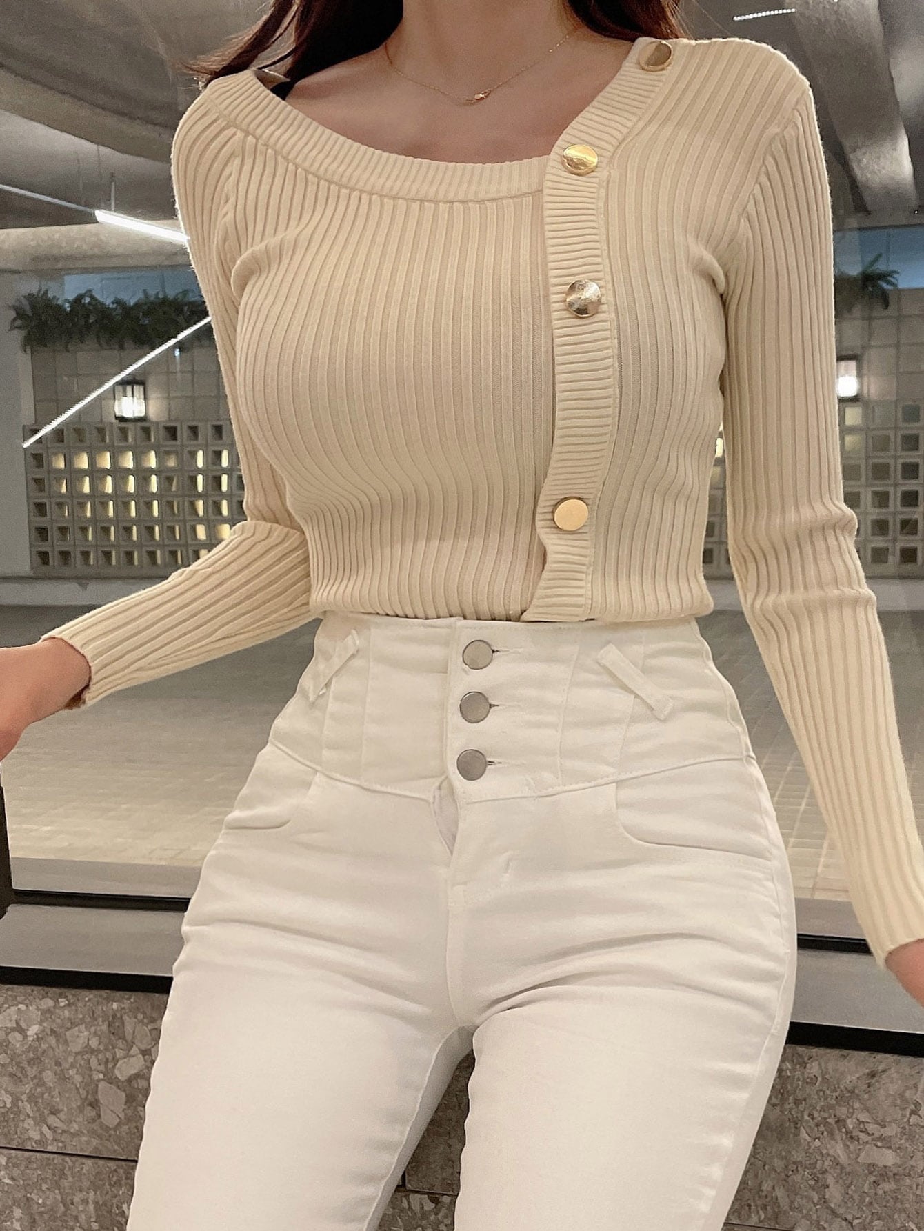 سترة ذات رقبة غير متماثلة وأزرار مفصلية