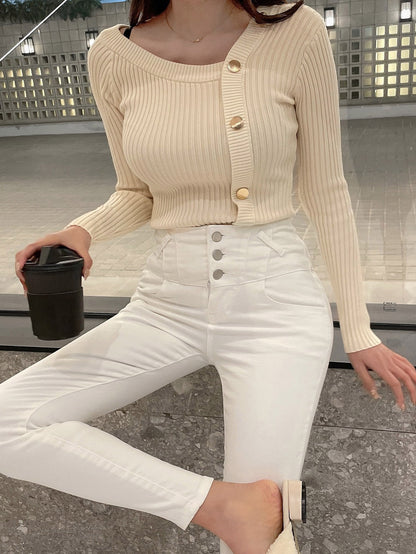 سترة ذات رقبة غير متماثلة وأزرار مفصلية