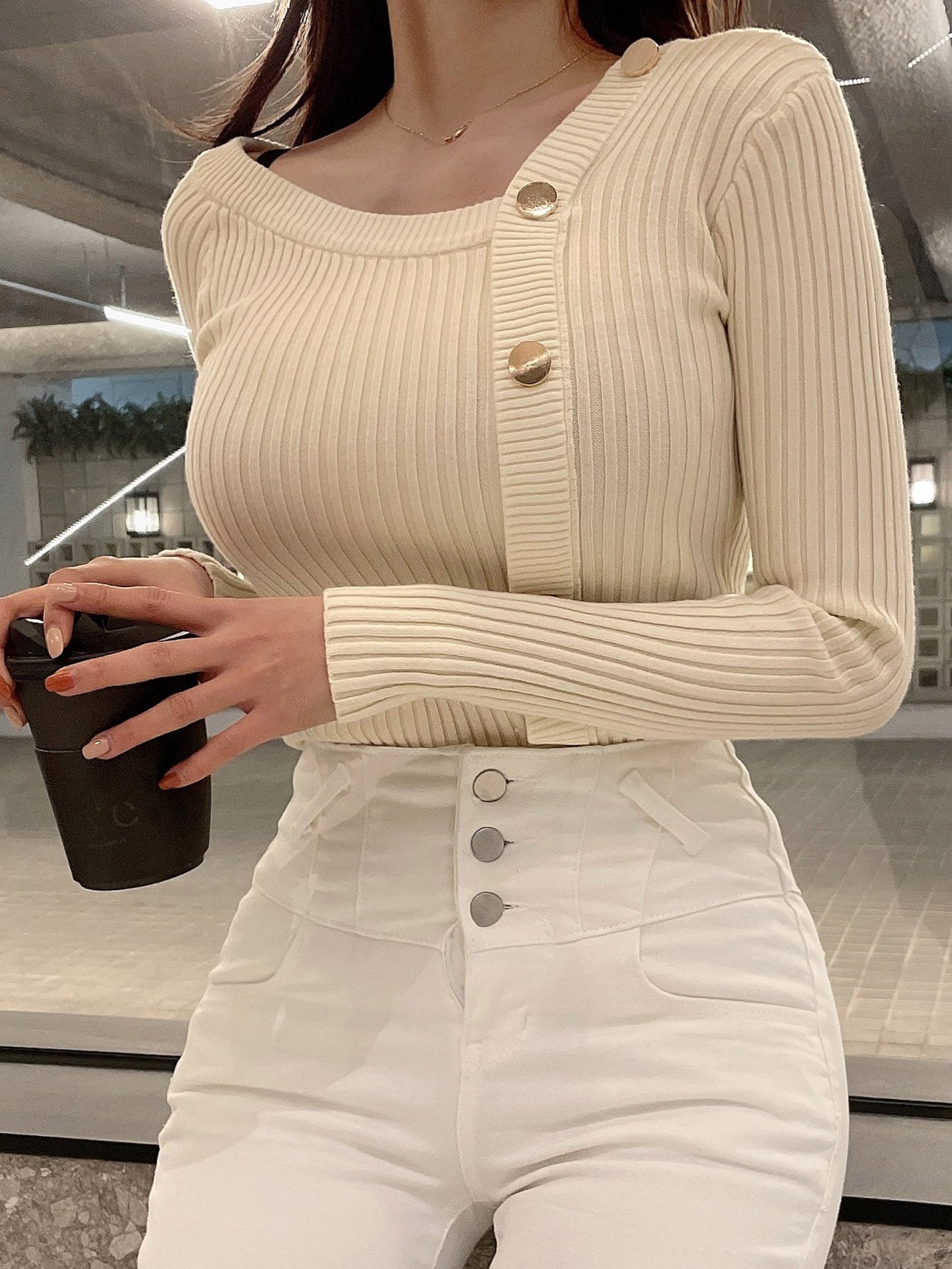 سترة ذات رقبة غير متماثلة وأزرار مفصلية