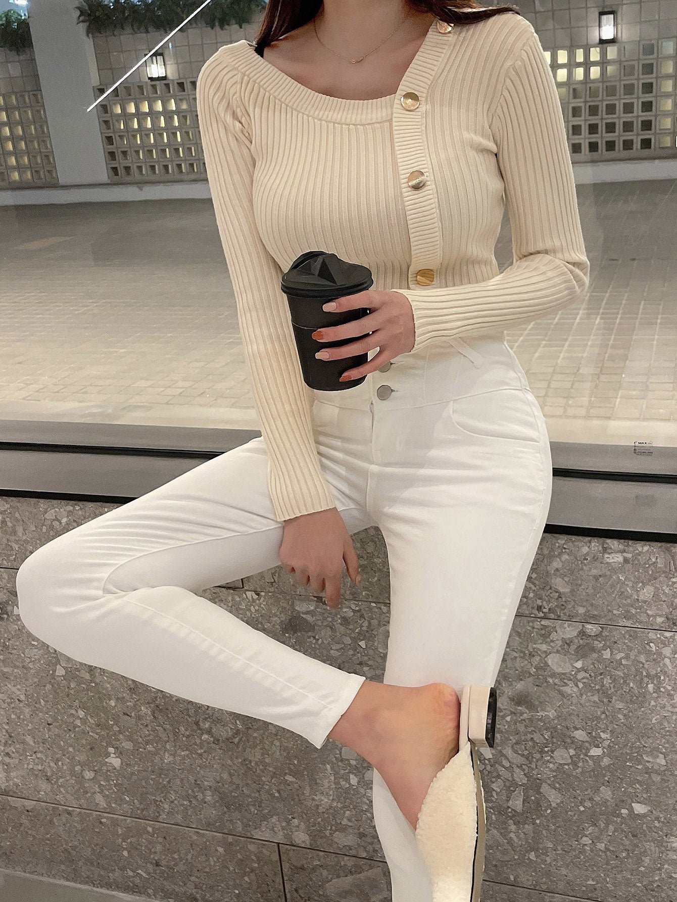 سترة ذات رقبة غير متماثلة وأزرار مفصلية