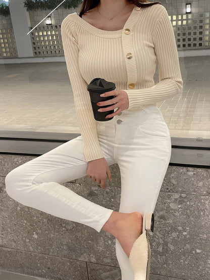 سترة ذات رقبة غير متماثلة وأزرار مفصلية