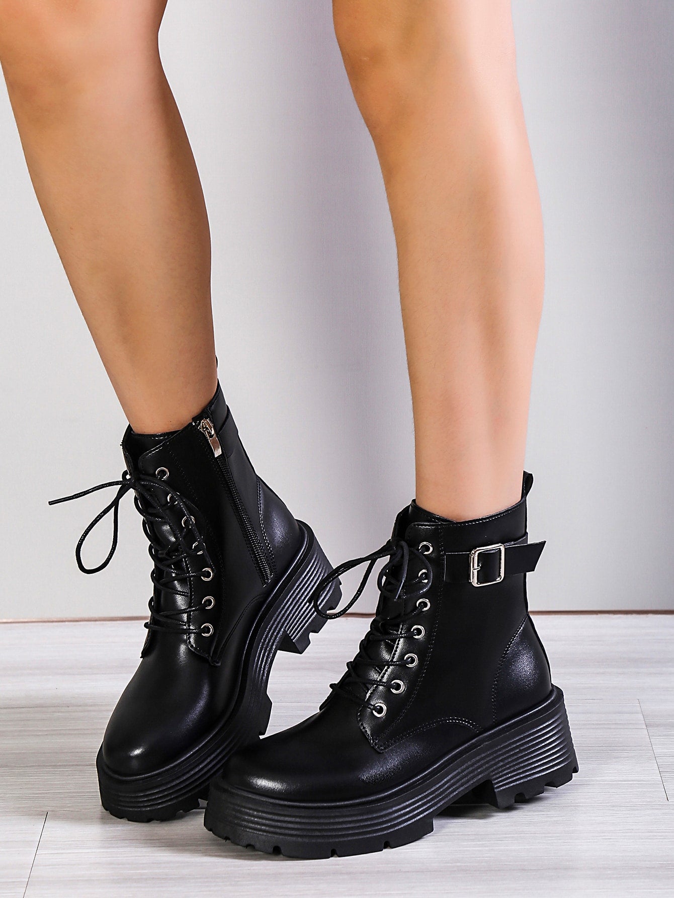 بوت كاحل برقبة بكعب سميك مريحة تربيط الخريف/الشتاء، أسود وأبيض