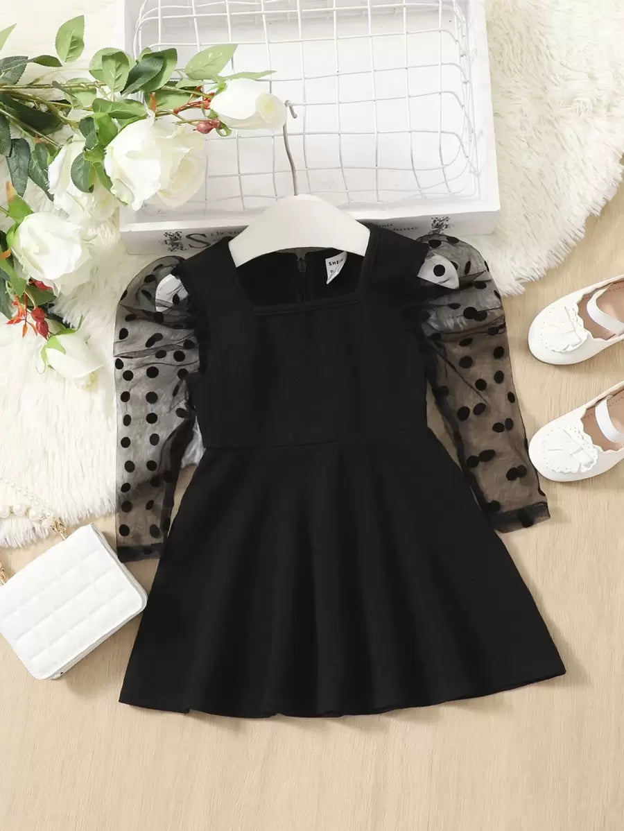 فستان طفلة بأكمام منتفخة وتداخلات مصنوع من نسيج المخمل الفاخر