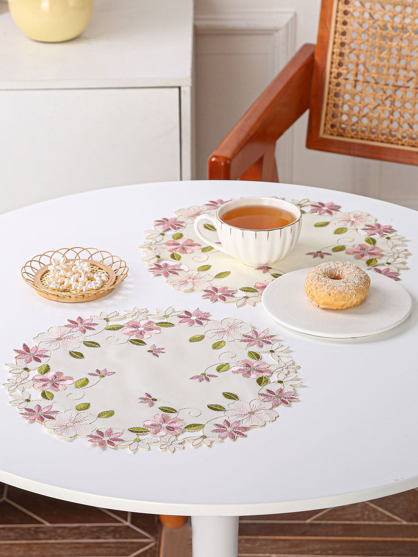 مفرش سفرة مطرز بأزهار قطعة واحدة