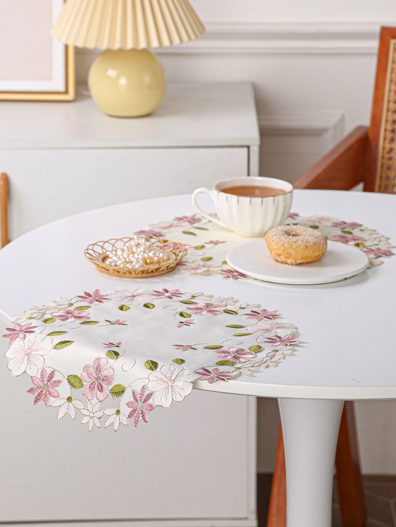 مفرش سفرة مطرز بأزهار قطعة واحدة