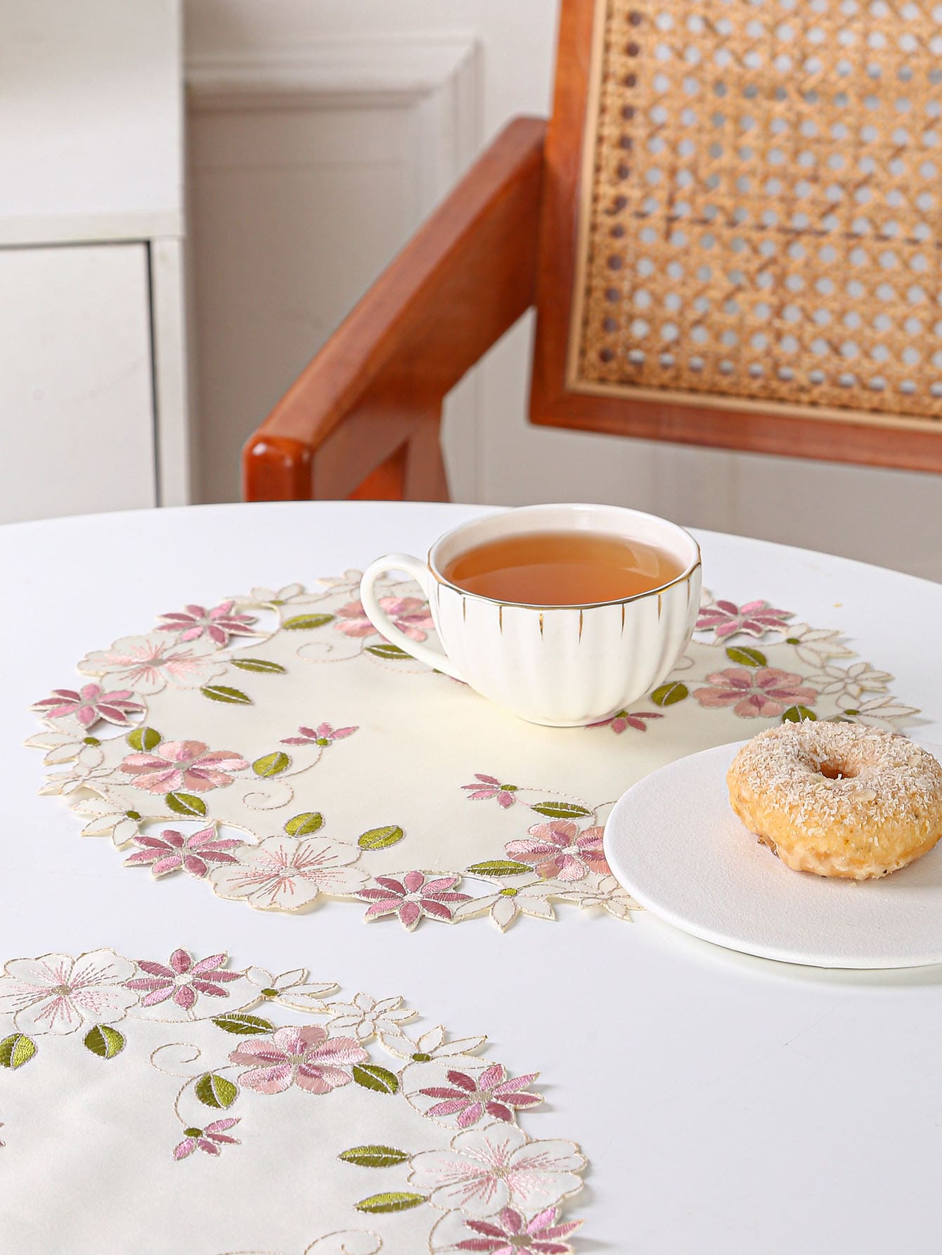 مفرش سفرة مطرز بأزهار قطعة واحدة