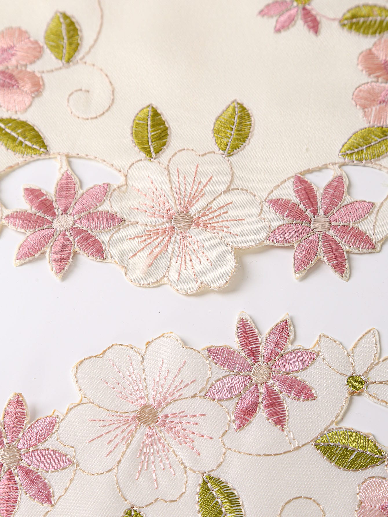 مفرش سفرة مطرز بأزهار قطعة واحدة