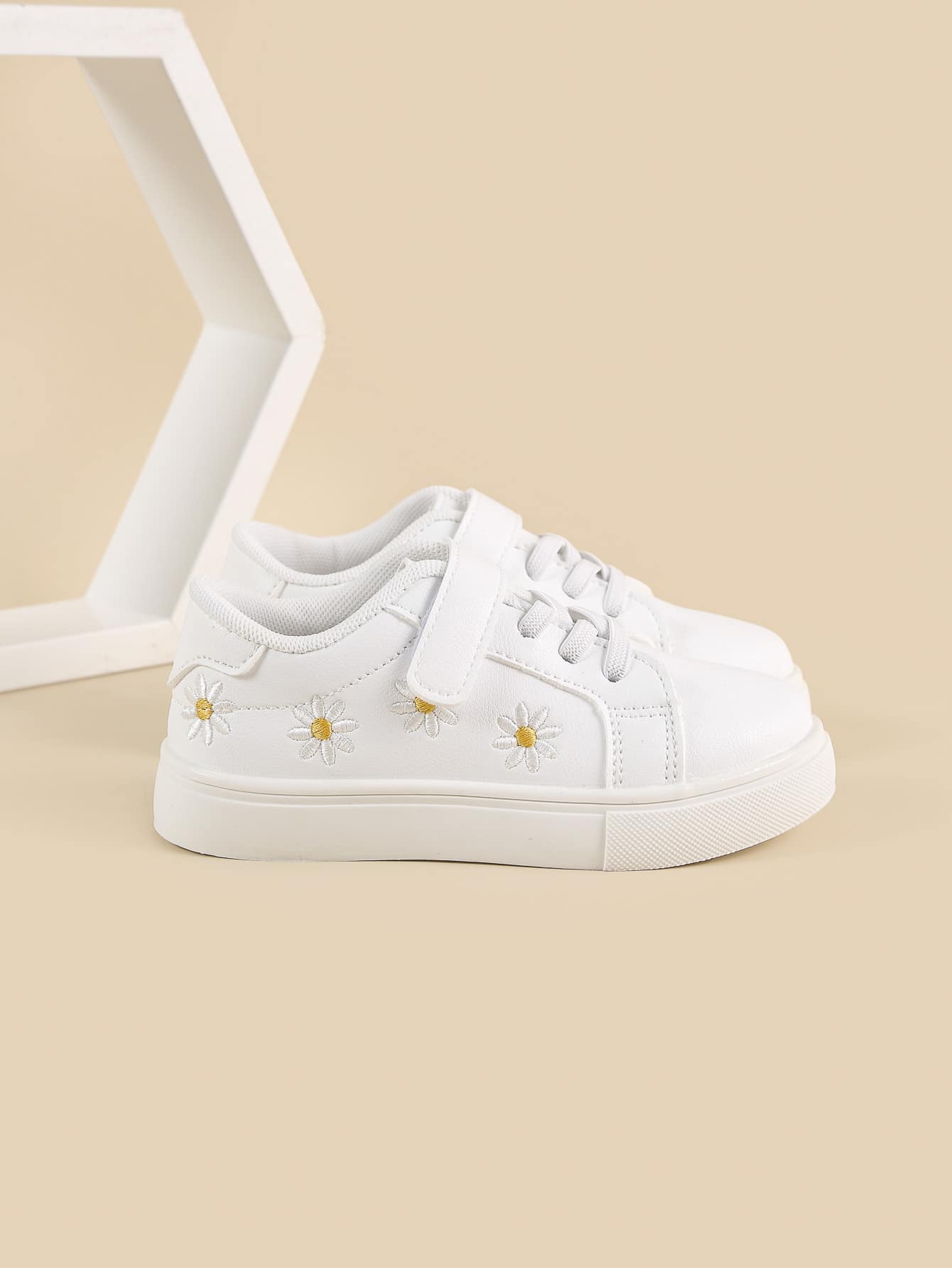 حذاء رياضي بناتي بتطريزات زهور, لون أبيض