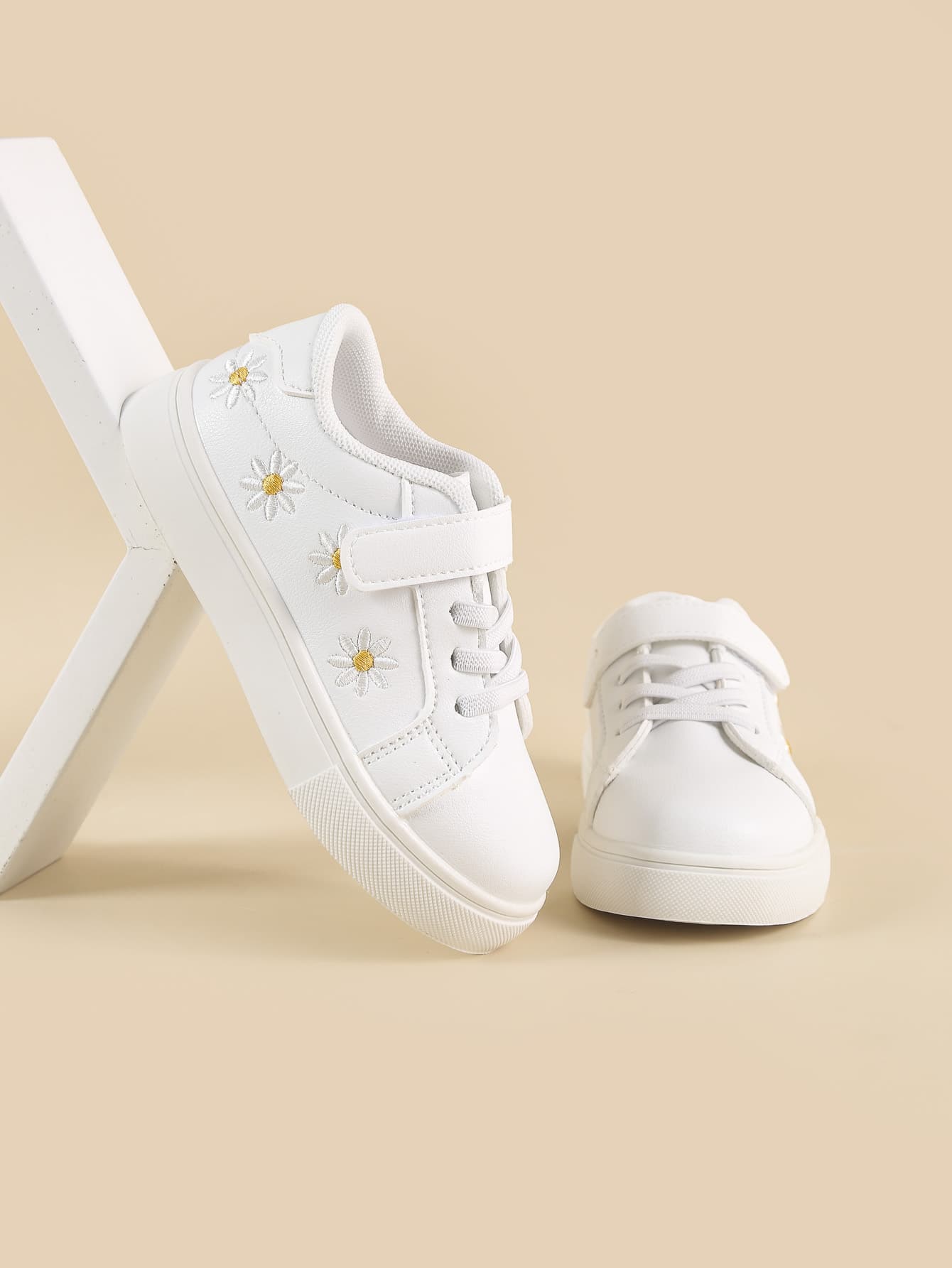 حذاء رياضي بناتي بتطريزات زهور, لون أبيض