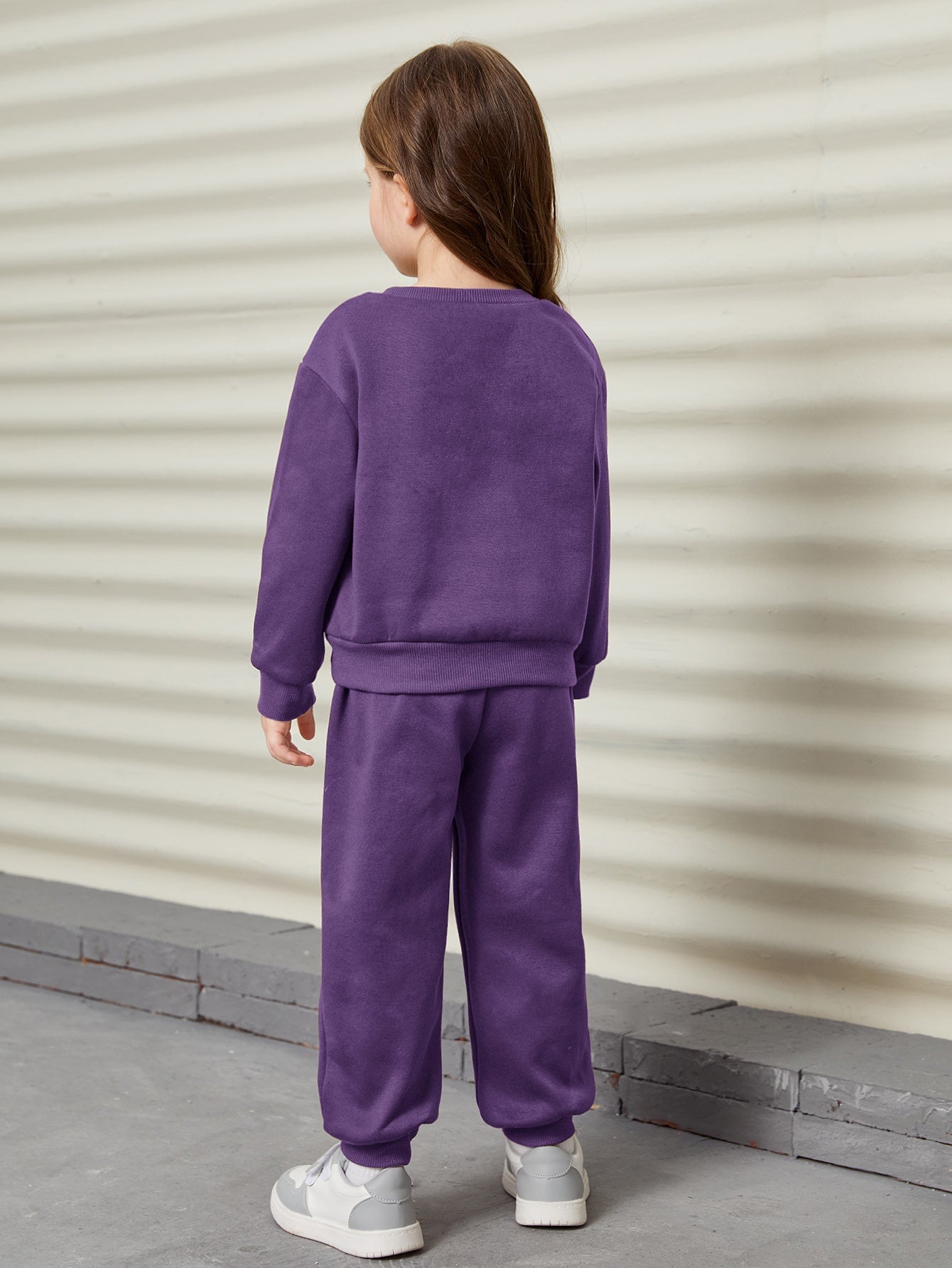 سترة تسخير وبنطلون رياضي متدلي الكتابة الخاصة بالفتاة الصغيرة