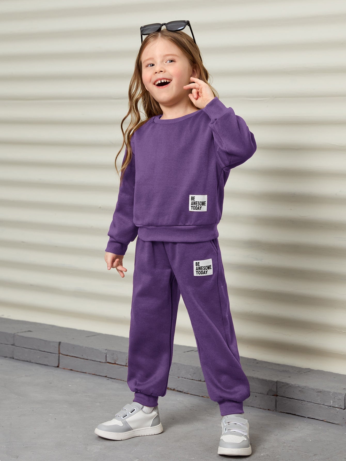 سترة تسخير وبنطلون رياضي متدلي الكتابة الخاصة بالفتاة الصغيرة