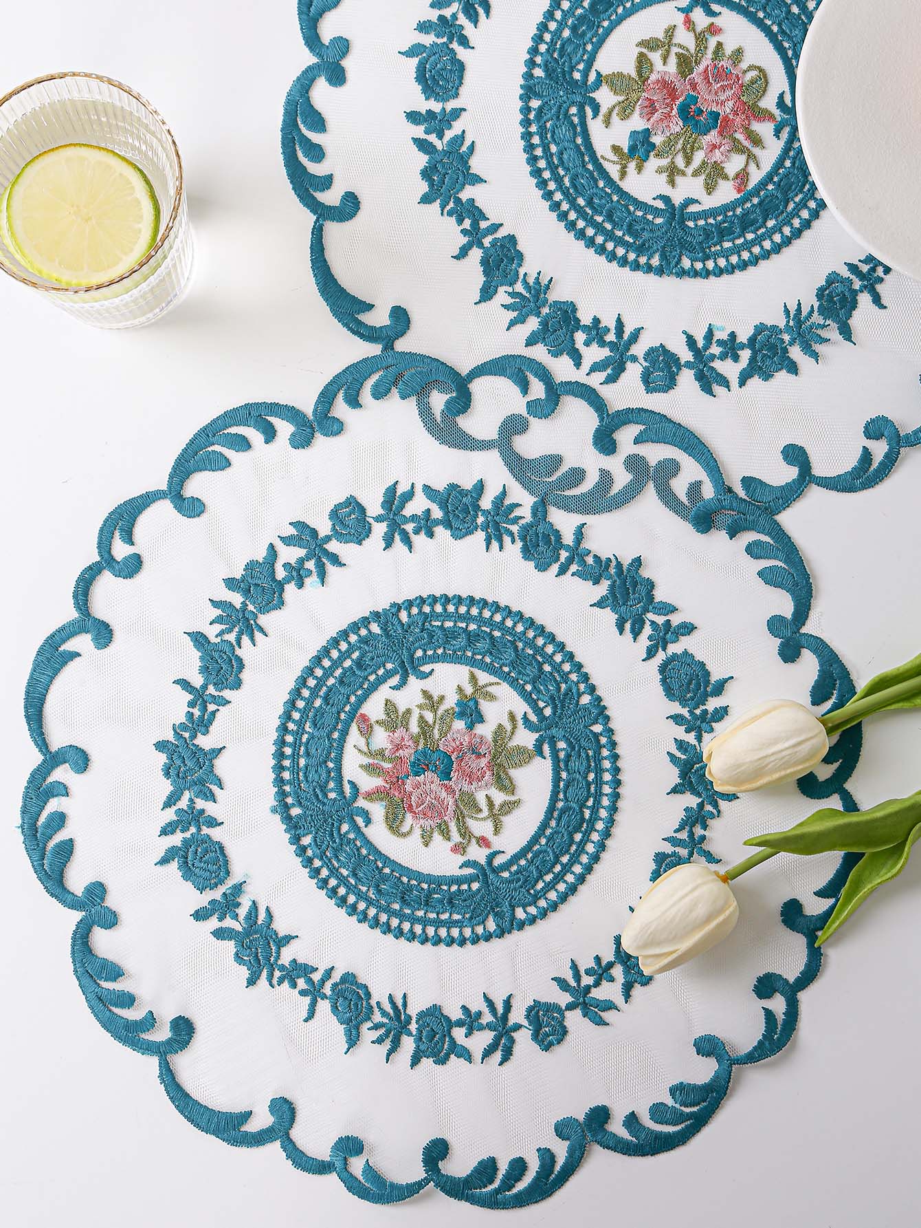 قطع من أطباق الطاولة