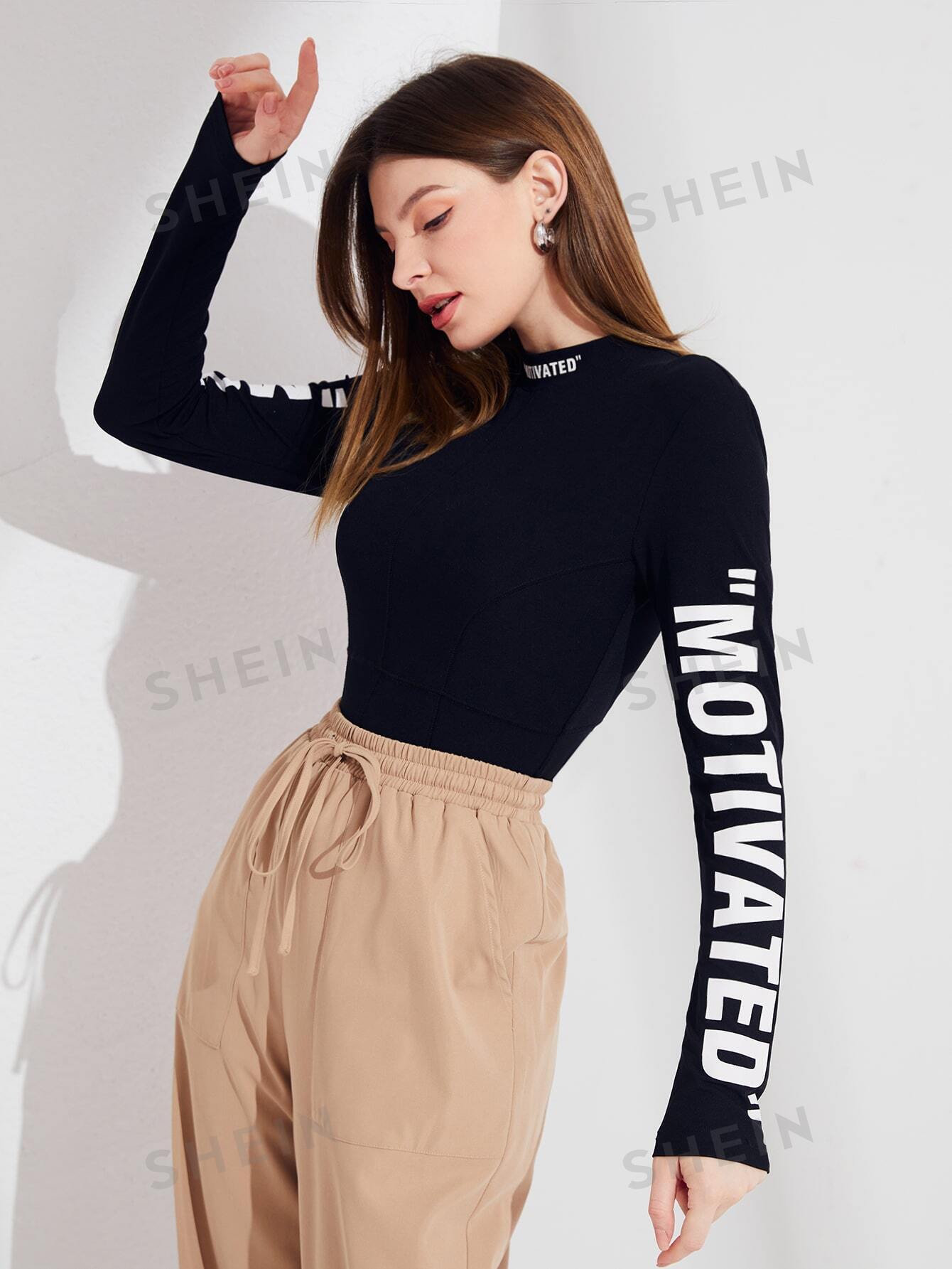 تي شيرت وقوف الياقة بطباعة أحرف