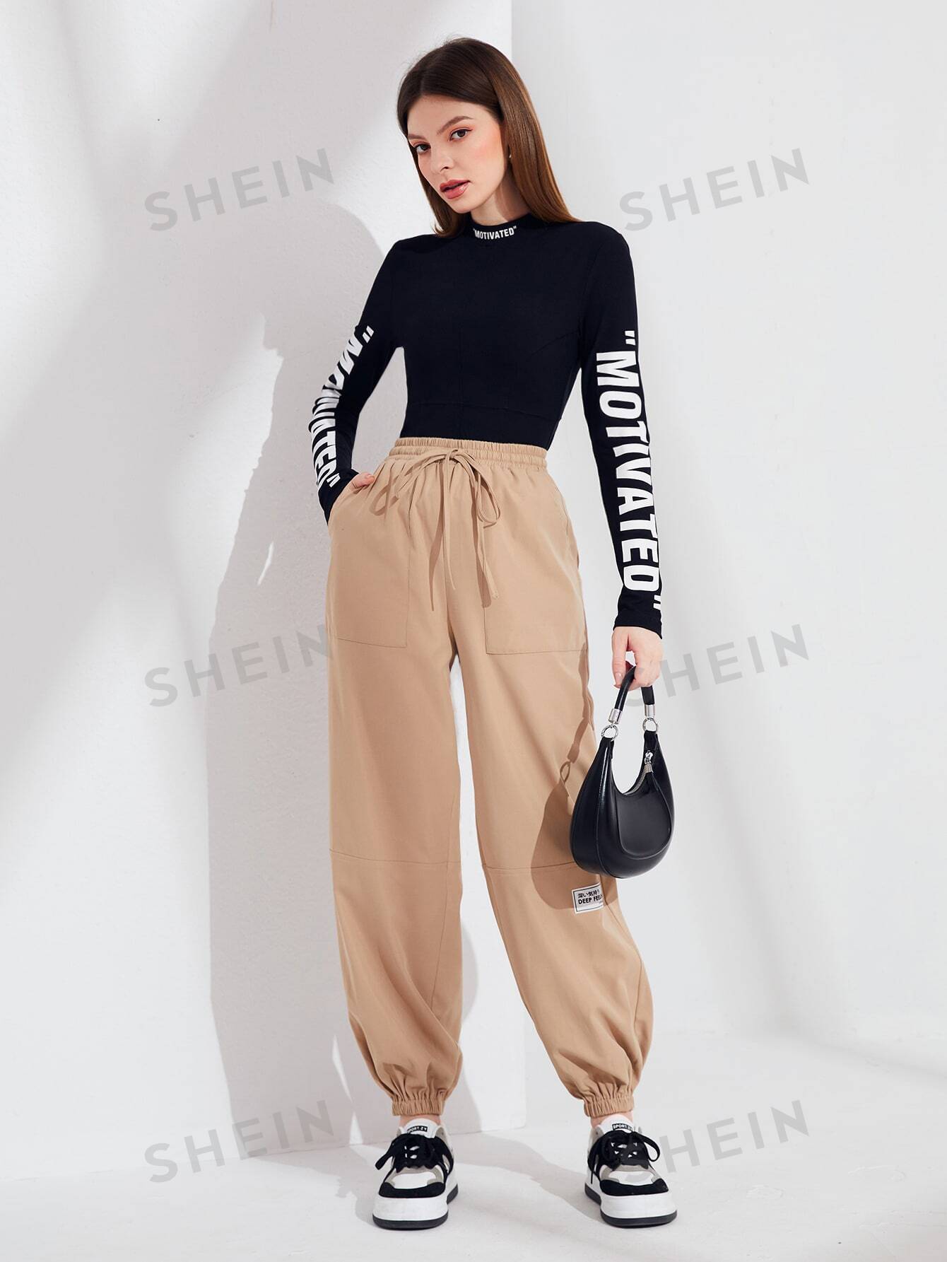 تي شيرت وقوف الياقة بطباعة أحرف