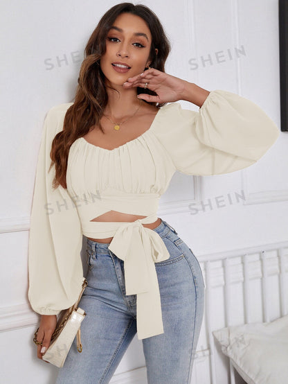 بلوزة قصيرة طية صدر أكمام فانوس معقود من الأمام