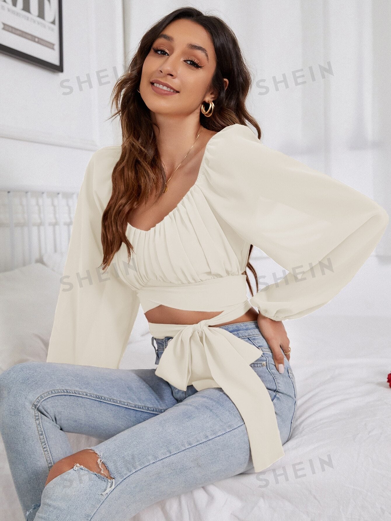 بلوزة قصيرة طية صدر أكمام فانوس معقود من الأمام