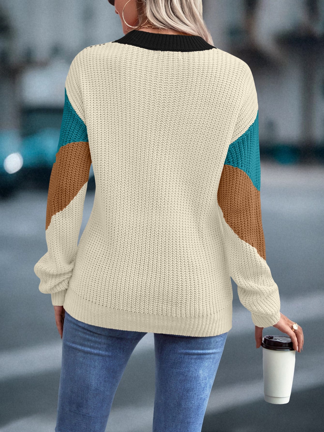 كنزة صوف ألوان متجانسة نمط شيفرون منخفض الاكتاف