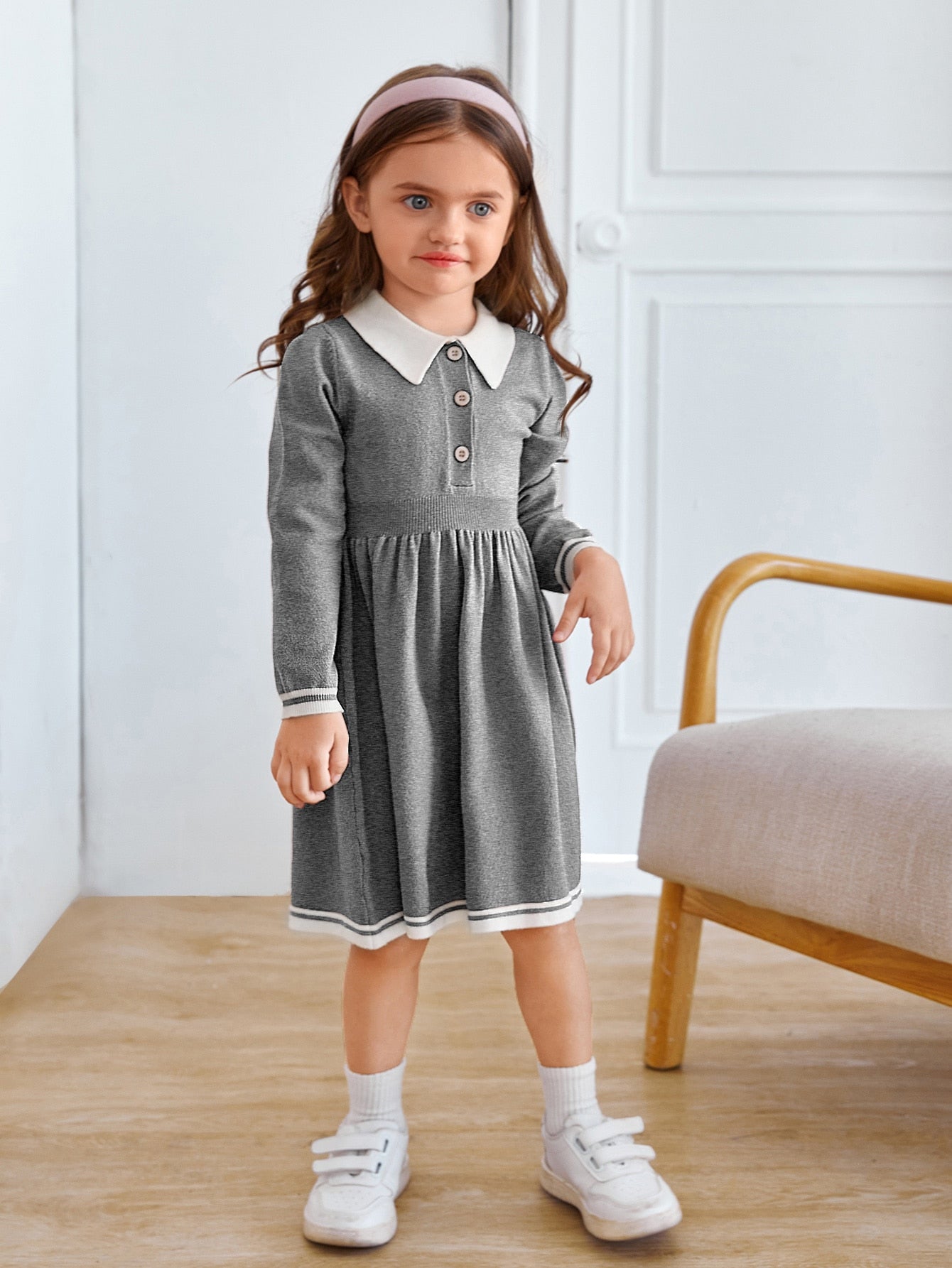 فستان صوفي للفتاة الصغيرة بأزرار وتفاصيل متباينة