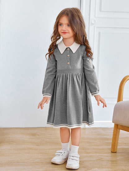 فستان صوفي للفتاة الصغيرة بأزرار وتفاصيل متباينة