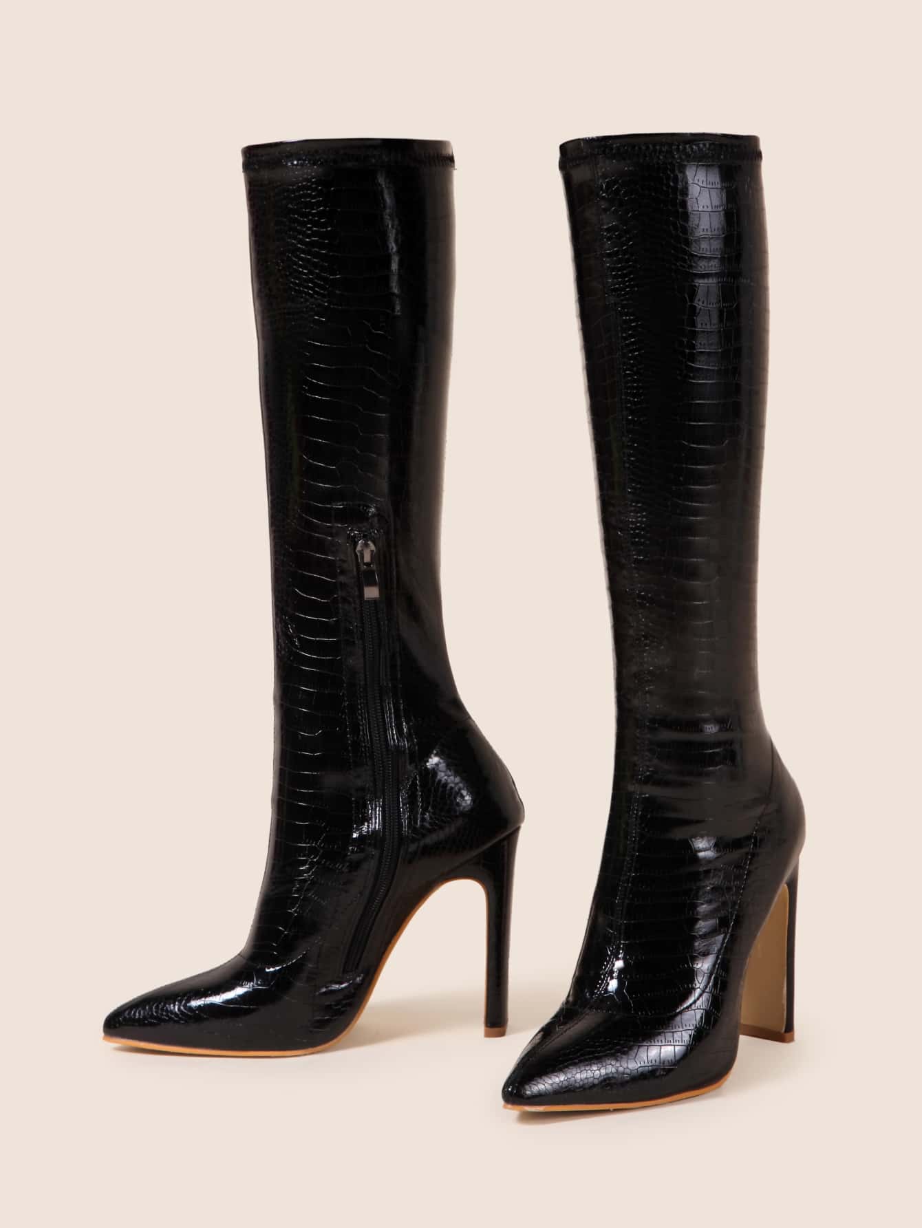 بوت نسائية فوق الركبة مشيرة إلى الأصبع بكعب عالي باللون الأسود مع سحاب جانبي