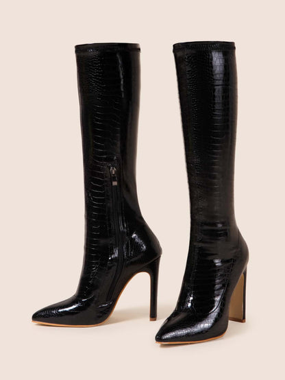 بوت نسائية فوق الركبة مشيرة إلى الأصبع بكعب عالي باللون الأسود مع سحاب جانبي