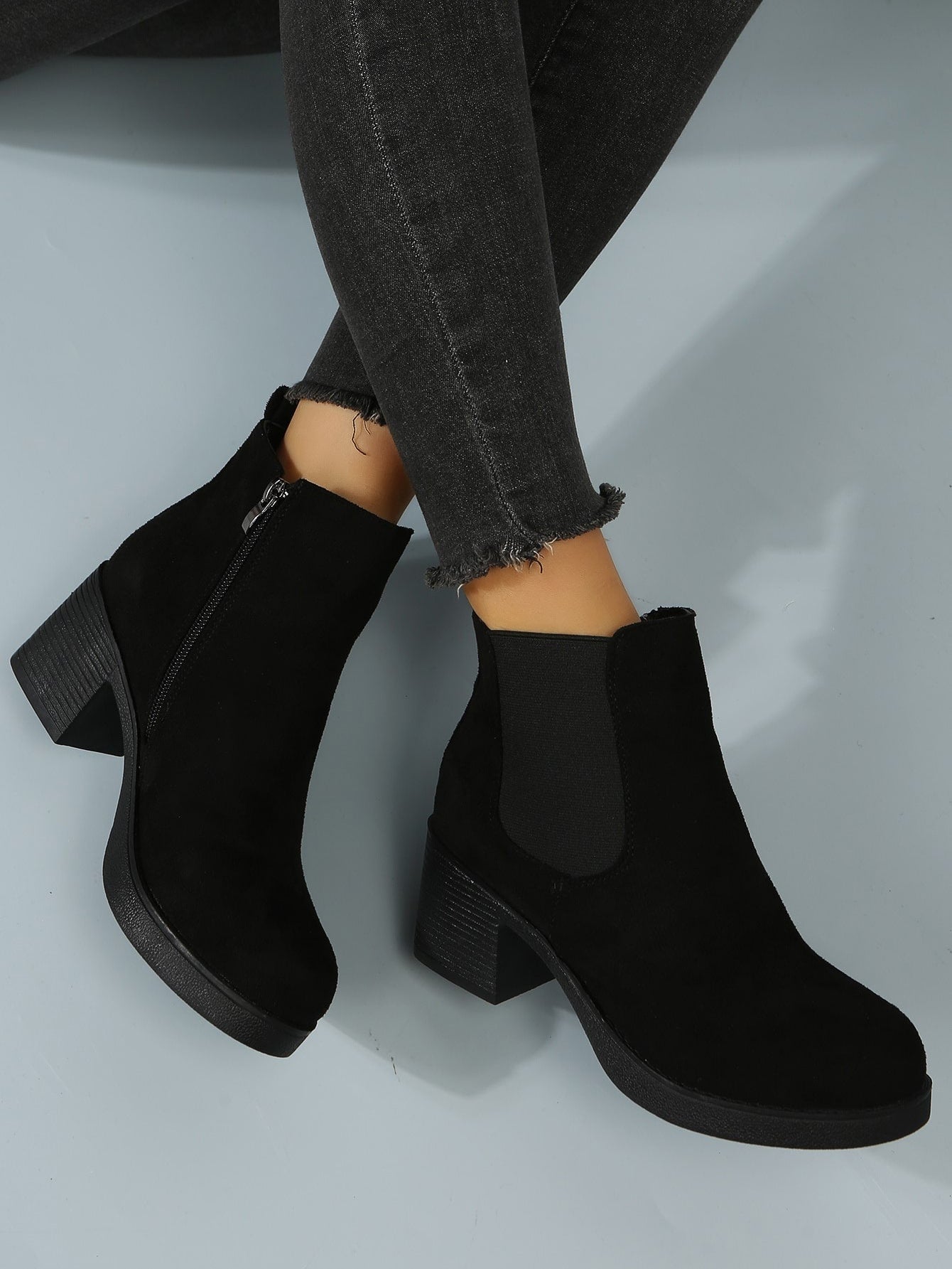 بوت تشيلسي ذات كعب سميك مزودة بسحاب، بوت نسائية ذات لون أسود أنيق وصلب ، ذات كعب عالي، تُرتدى مع البنطلونات والسراويل الضيقة ذات طابع أنيق