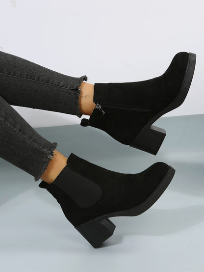 بوت تشيلسي ذات كعب سميك مزودة بسحاب، بوت نسائية ذات لون أسود أنيق وصلب ، ذات كعب عالي، تُرتدى مع البنطلونات والسراويل الضيقة ذات طابع أنيق