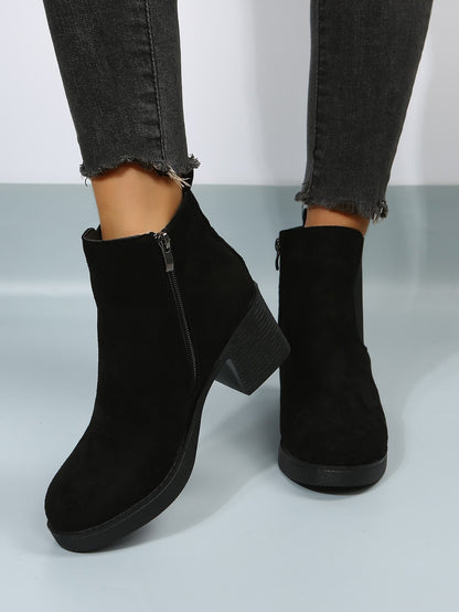 بوت تشيلسي ذات كعب سميك مزودة بسحاب، بوت نسائية ذات لون أسود أنيق وصلب ، ذات كعب عالي، تُرتدى مع البنطلونات والسراويل الضيقة ذات طابع أنيق