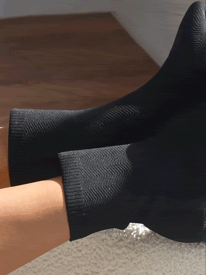 بوت نسائي أسود أنيق بكعب سميك واسع للغاية , مدرجة ضمن العروض الصيفية و قابلة للتمدد، يناسب الأجواء العطلات.