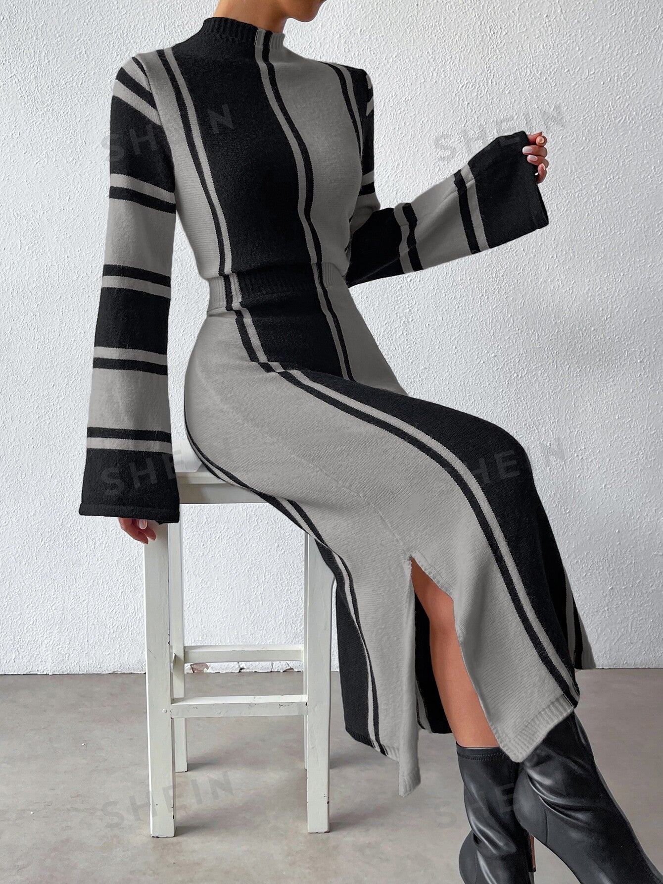 فستان صوفي ألوان متباينة وقوف الياقة بحافة شق