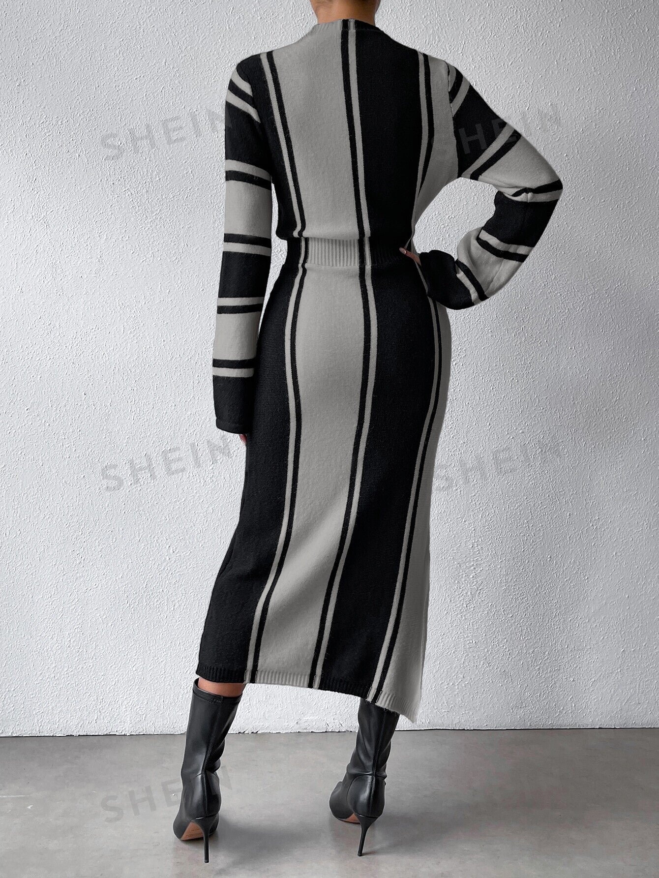 فستان صوفي ألوان متباينة وقوف الياقة بحافة شق