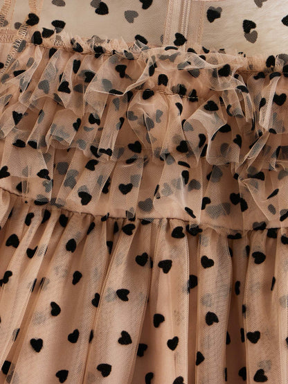 فتاة صغيرة فستان شبكة مزخرف بطبعات القلب، بأكمام منبسطة و تفاصيل ذات تدرجات رفلة