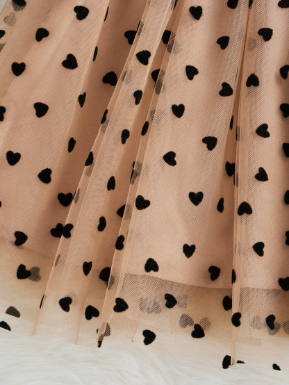 فتاة صغيرة فستان شبكة مزخرف بطبعات القلب، بأكمام منبسطة و تفاصيل ذات تدرجات رفلة