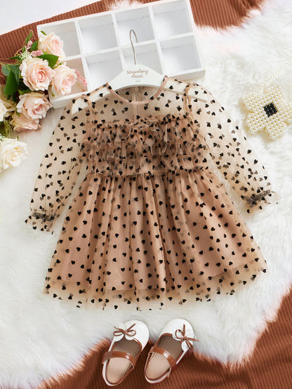 فتاة صغيرة فستان شبكة مزخرف بطبعات القلب، بأكمام منبسطة و تفاصيل ذات تدرجات رفلة