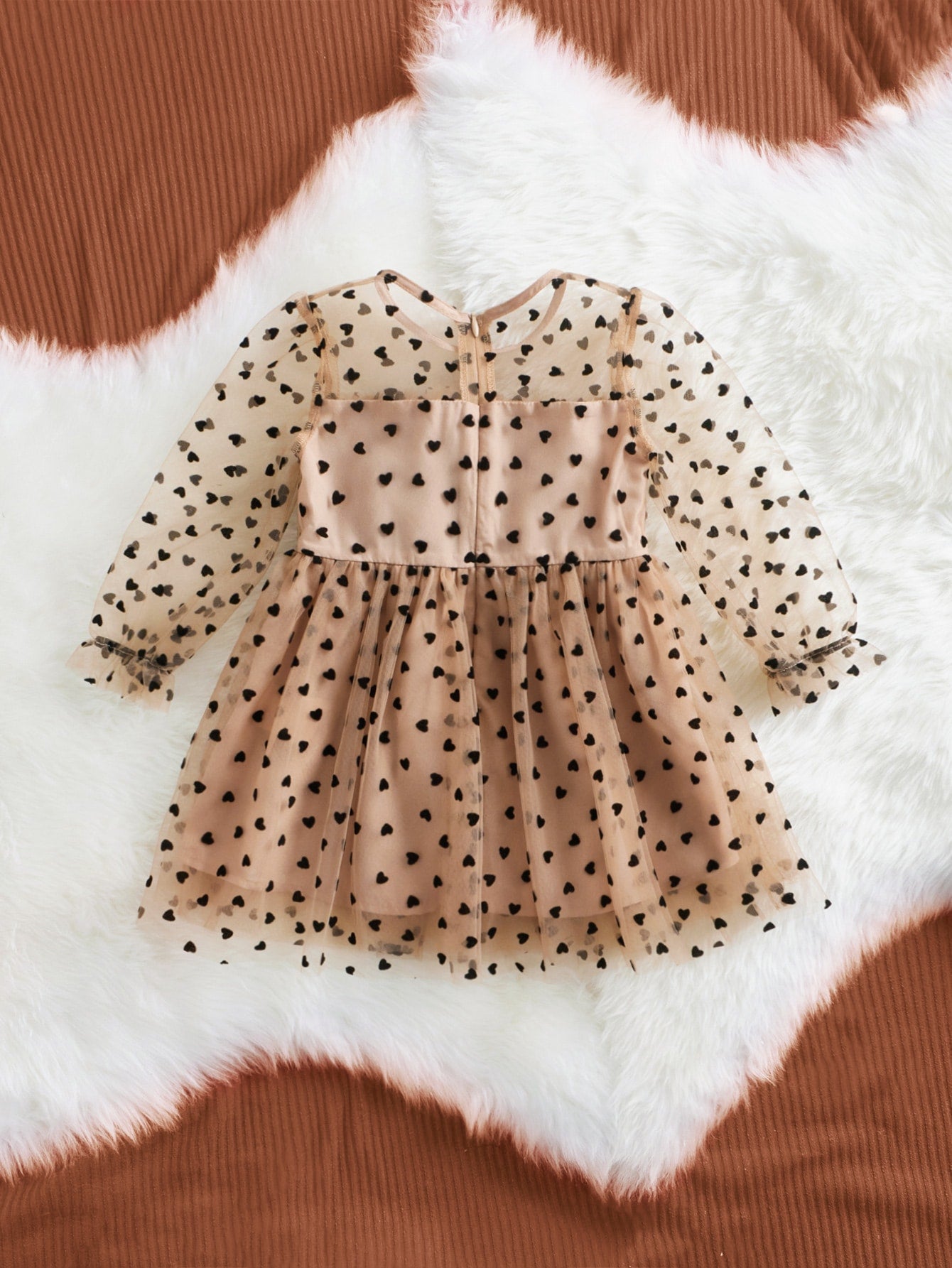 فتاة صغيرة فستان شبكة مزخرف بطبعات القلب، بأكمام منبسطة و تفاصيل ذات تدرجات رفلة