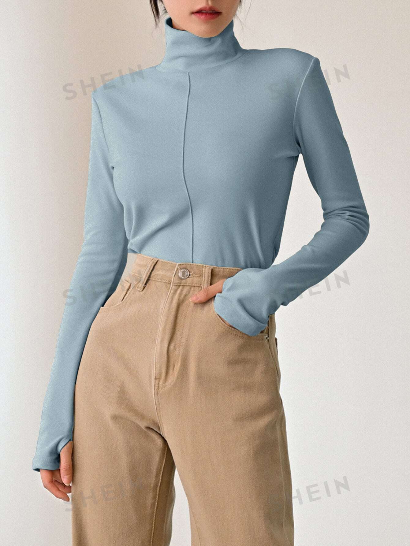 تي شيرت عالي الياقة بثقوب الإبهام