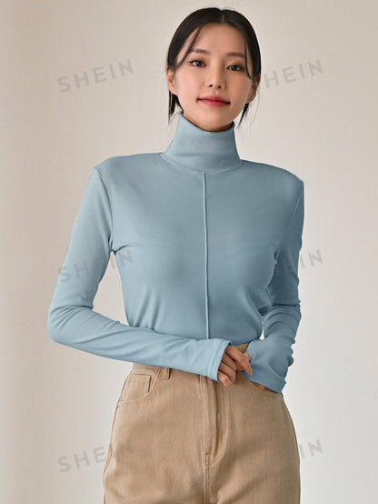 تي شيرت عالي الياقة بثقوب الإبهام