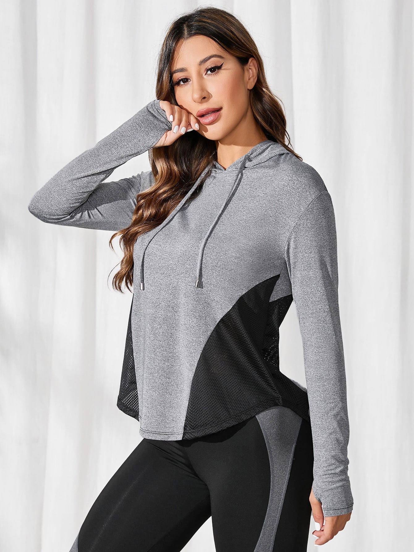 هودي رياضي بحافة منحنية ملونة بقطع، بلوزات رياضية خريفية