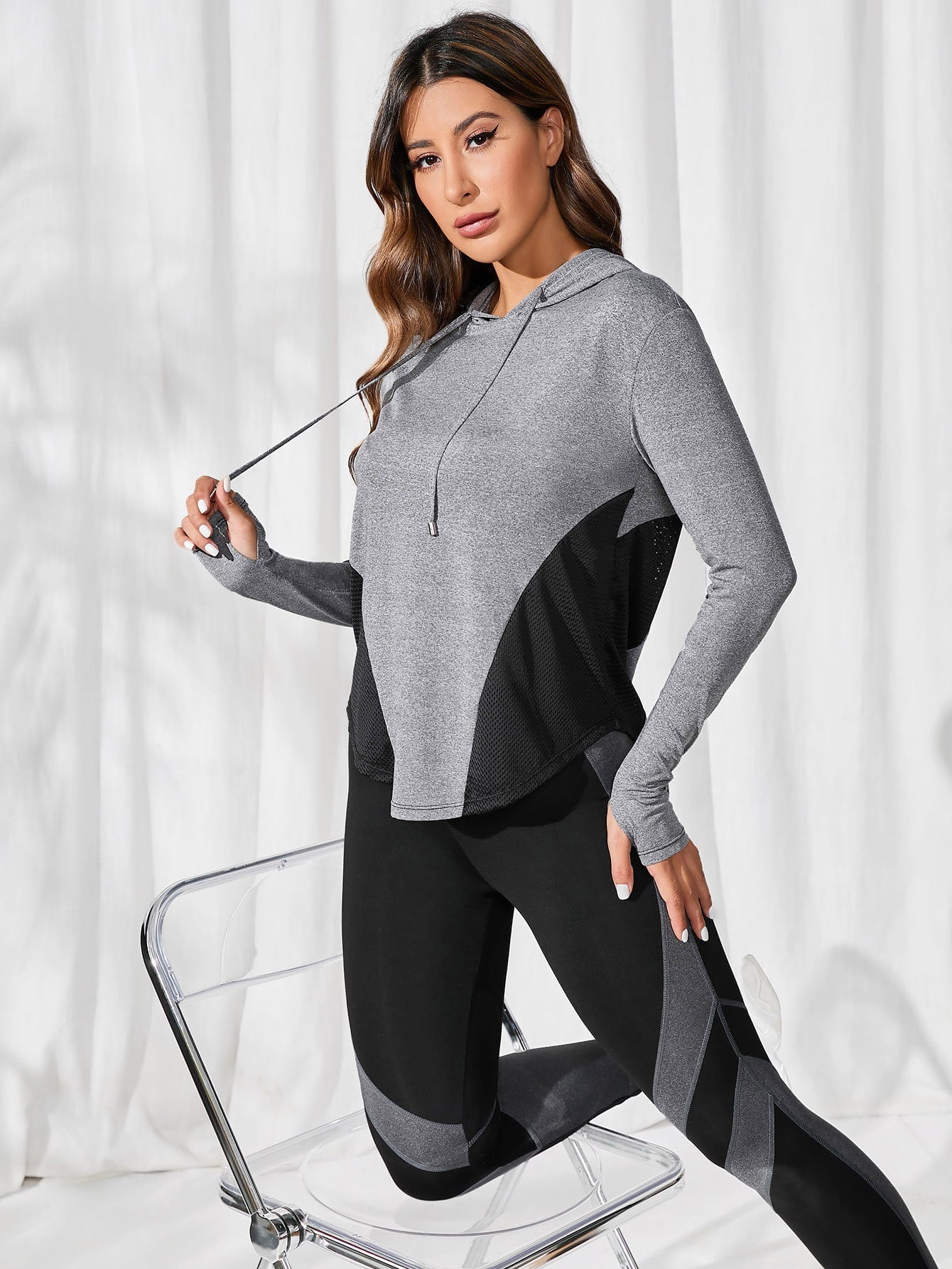 هودي رياضي بحافة منحنية ملونة بقطع، بلوزات رياضية خريفية