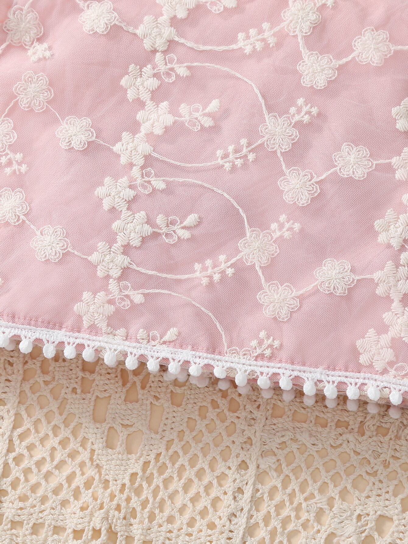 تي شيرت وتنورة متباين مطرز بأزهار شبكة مقلم بكشكش للاطفال