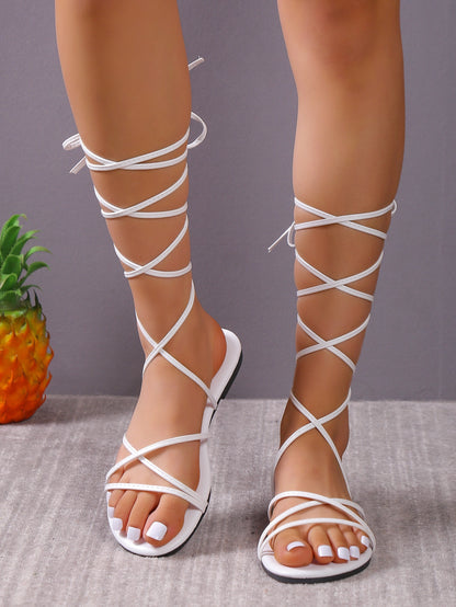 صنادل مسطح أنيق في الهواء الطلق للنساء وصنادل متعددة الأشرطة من الجلد الصناعي العادي ومفتوحة من الأمام