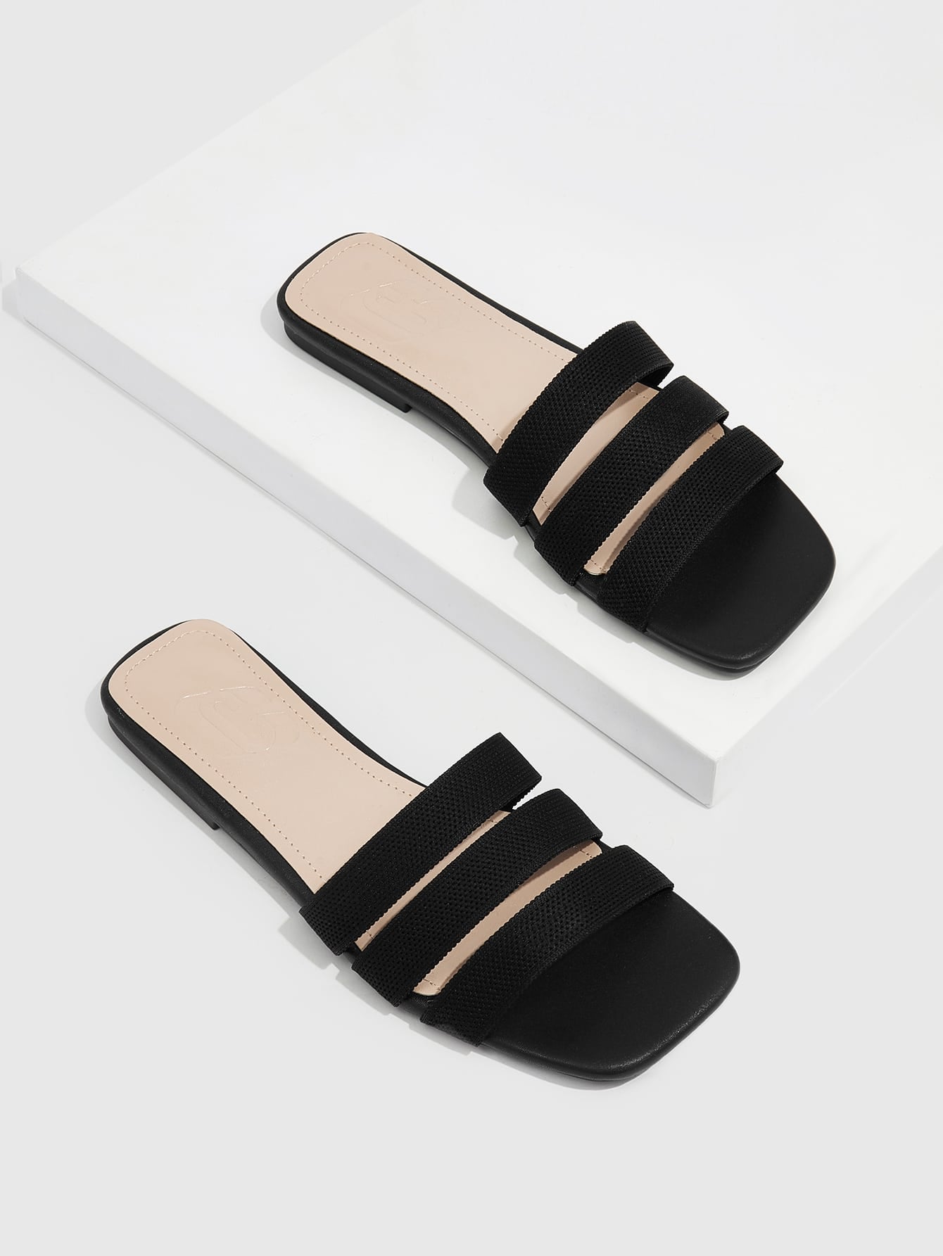 صنادل شريطية مربعة التصميم بسيطة باللون الأسود للصيف