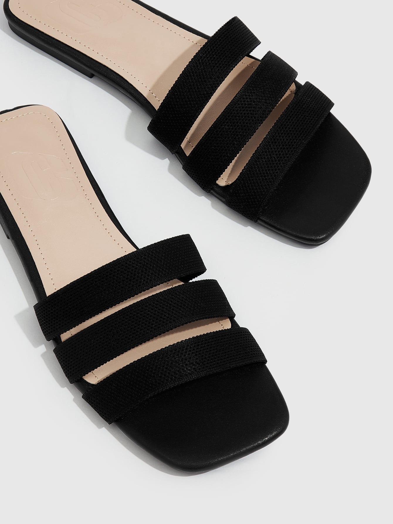 صنادل شريطية مربعة التصميم بسيطة باللون الأسود للصيف