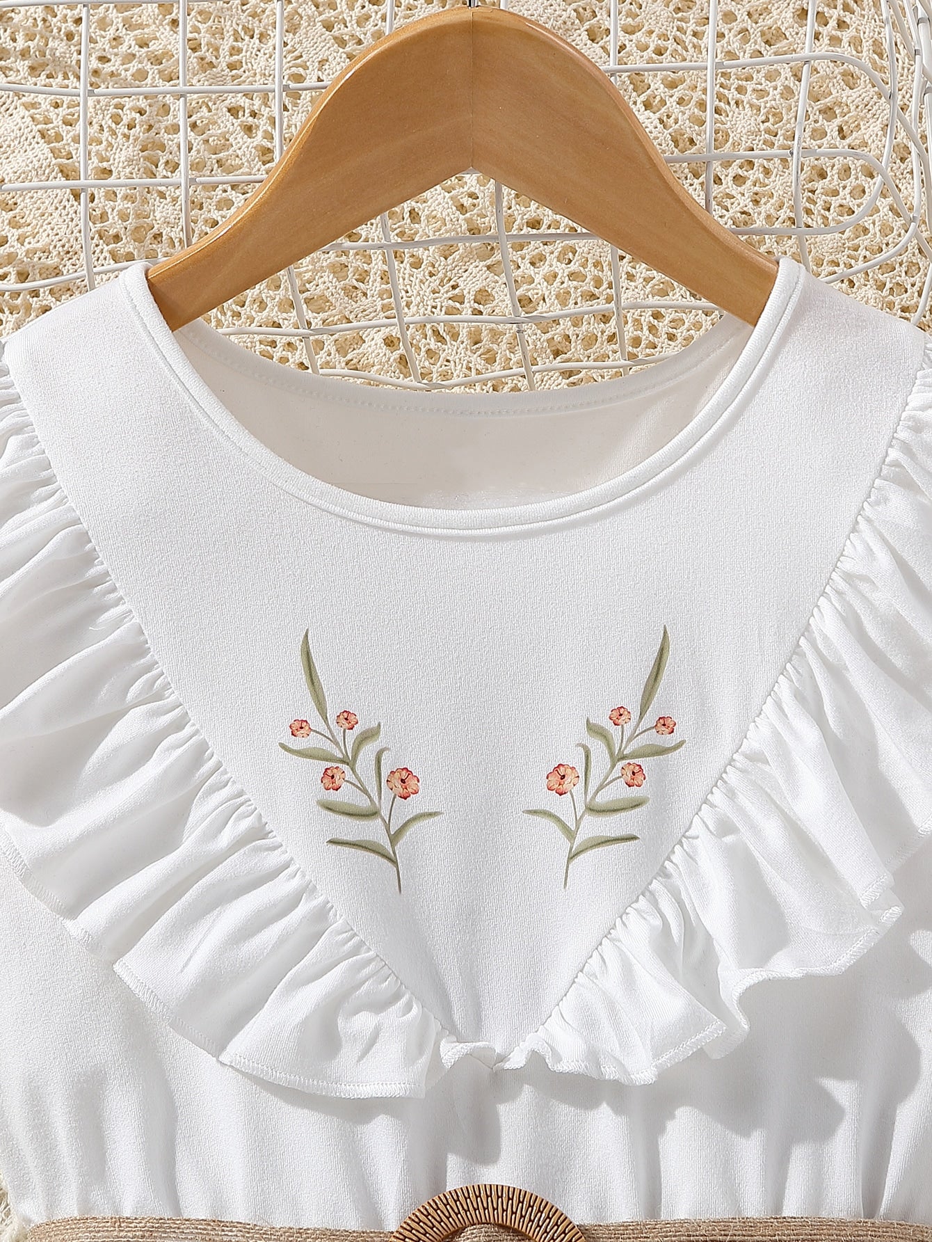 فتاة مراهقة فاتنة بفستان بلا أكمام مطبوع بطبعات الزهور وبحافة مجعدة، يأتي مع حزام الخصر