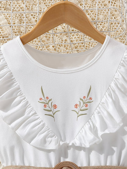 فتاة مراهقة فاتنة بفستان بلا أكمام مطبوع بطبعات الزهور وبحافة مجعدة، يأتي مع حزام الخصر