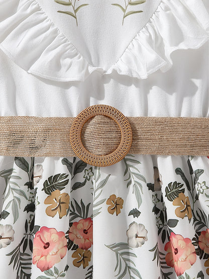 فتاة مراهقة فاتنة بفستان بلا أكمام مطبوع بطبعات الزهور وبحافة مجعدة، يأتي مع حزام الخصر